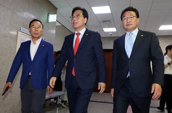 ▲ 송언석 국민의힘 비상대책위원장 겸 원내대표가 서울 여의도 국회에서 열린 비공개 비대위회의에 참석하고 있다. /뉴시스