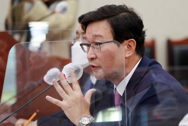 ▲ 송경호(사법연수원 29기) 부산고검장이 24일 이프로스에 "25년 전 검사로서 첫발을 내디뎠던 이곳 부산에서 고검장으로 소임을 마무리한다"고 밝혔다. 사진은 서울중앙지검장으로 출석한 2022년 국정감사. /뉴시스