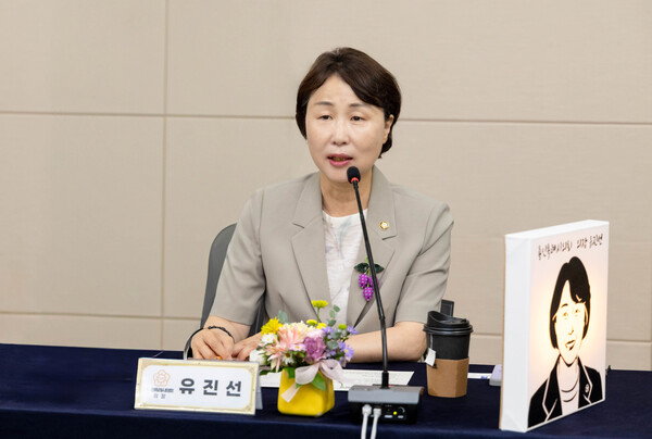 ▲ 용인특례시의회 유진선 의장이 회의에서 발언하고 있다.