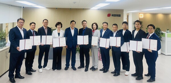 ▲ 김선교 신임 국민의힘 경기도당위원장이 경기도의회 국민의힘 신임 대표단에게 임명장을 수여했다.