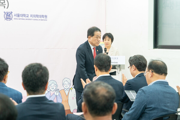 ▲ 서울역쪽방상담소 ‘우리동네 구강관리플러스센터’에서 열린 ‘개소 1주년 성과공유회’에 참석한 김용호 의원이 인사말을 하고 있다.