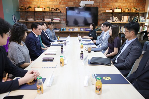 ▲ 최대호 안양시장과 안양형 여성친화기업 임직원들이 접견실에서 인증 협약 후 이야기를 나누고 있다.