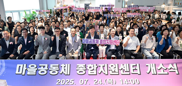 ▲ 이민근 안산시장(맨 앞줄 왼쪽 여섯 번째)이 마을공동체 종합지원센터 개소식에서 참석자들과 함께 기념촬영을 하고 있다.