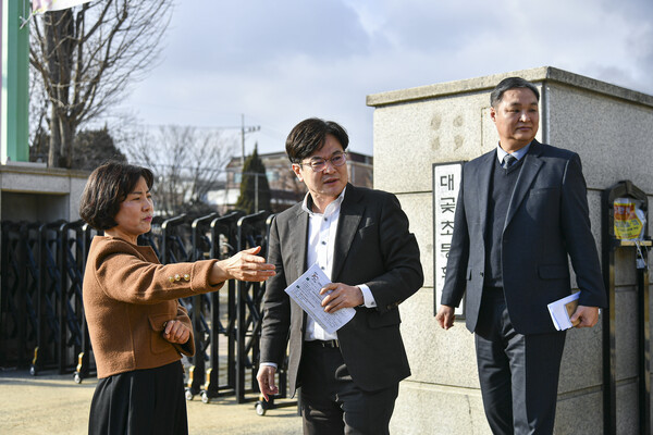 ▲ 김병수 김포시장이 교육 현장을 둘러 보며 개선 사항을 점검하고 있다.