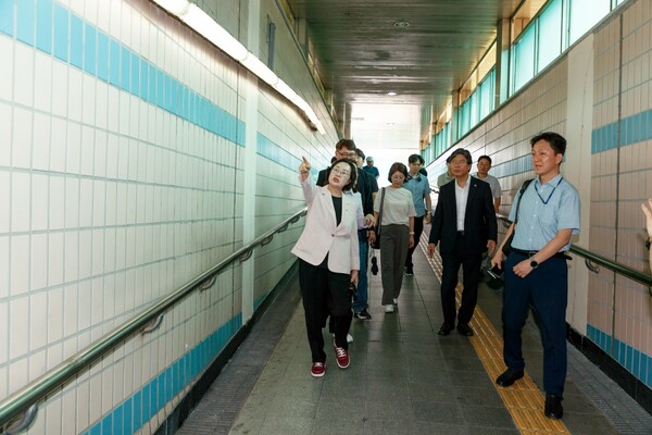 ▲ 영등포구의회 우경란 의원 대방 지하보도 환경 점검 실시 모습.