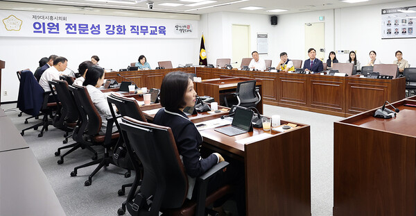 ▲ 시흥시의회 의원 전문성 강화 직무교육 실시 모습.