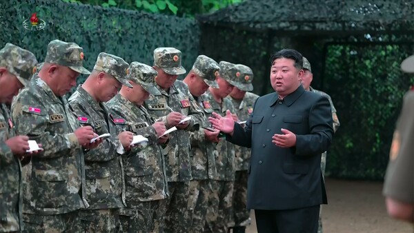 ▲ 조선중앙TV가 김정은 북한 국무위원장이 지난 23일 조선인민군 대연합부대 포병구분대 사격 훈련 경기를 참관했다고 24일 보도했다. (사진=조선중앙TV 캡처) /뉴시스