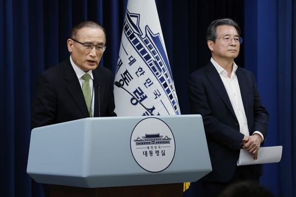 ▲ 김용범(오른쪽) 정책실장과 위성락 국가안보실장이 25일 서울 용산 대통령실 청사에서 통상대책회의 관련 브리핑을 하고 있다. /뉴시스