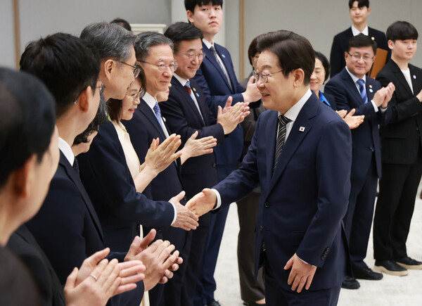 ▲ 이재명 대통령이 23일 서울 용산 대통령실 청사에서 열린 임명장 및 위촉장 수여식에 참석하며 조현 외교부 장관과 악수를 하고 있다. /뉴시스