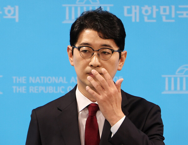 ▲ 국민의힘 당 대표 출마선언을 한 주진우 의원이 24일 오전 서울 여의도 국회 소통관에서 출마선언을 마치고 취재진의 질문에 답하던 중 안경을 고쳐쓰고 있다. /뉴시스