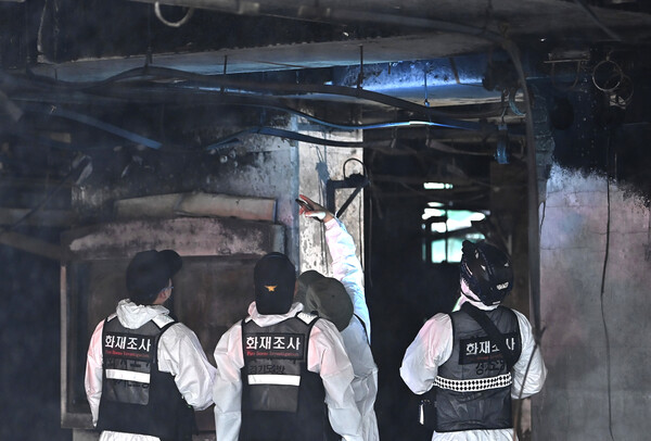 ▲ 경찰과 소방 및 국립과학수사연구원 등 관계자들이 지난18일 경기 광명시 아파트 화재현장에서 합동감식을 하고 있다. 앞서 지난 17일 오후 9시5분께 이 아파트 주차장 필로티 천장에서 불이나 1명이 숨지고 64명이 부상을 입었다. /뉴시스