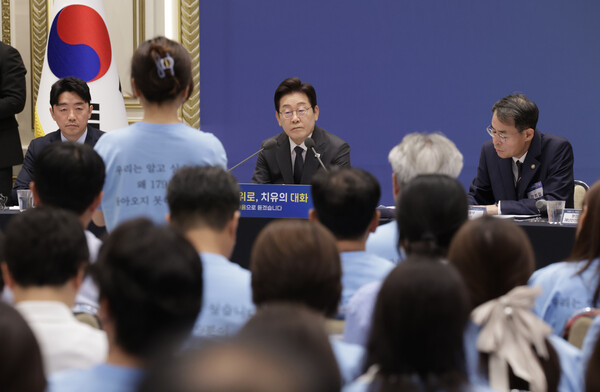 ▲ 이재명 대통령이 16일 청와대 영빈관에서 열린 '기억과 위로, 치유의 대화' 사회적 참사 유가족과 간담회에서 제주항공 여객기 참사 유가족의 발언을 듣고 있다. /뉴시스