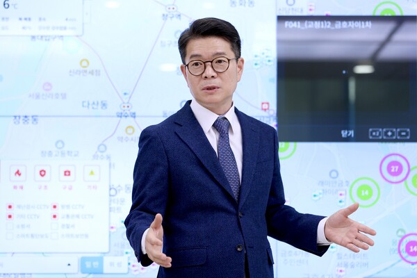 ▲ 정원오 성동구청장이 ‘K-브랜드지수’ 서울시 지자체장 부문에서 1위로 선정됐다. 사진은 스마트 정책소통방에서 설명하고 있는 정원오 성동구청장.
