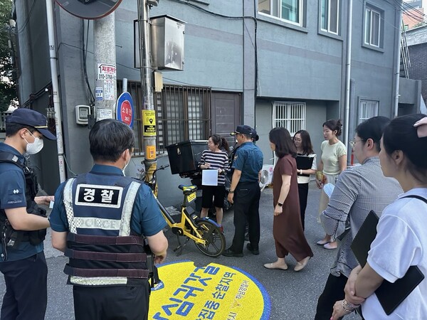 ▲ 여성친화도시 시민참여단과 경찰 등으로 구성된 모니터링단이 여성안심귀갓길 로고젝터 및 비상벨 작동여부를 점검하고 있다.