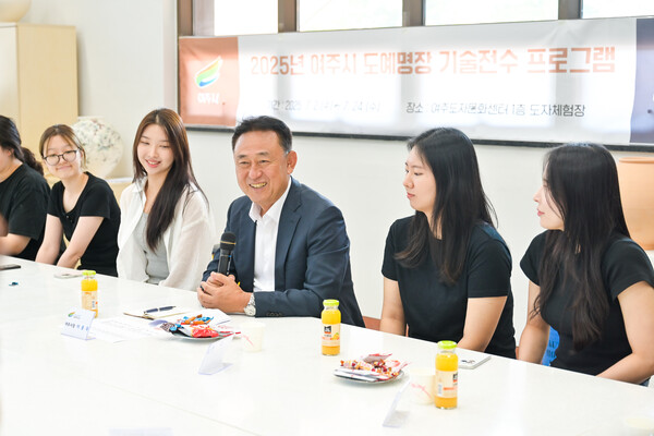 ▲ 이충우 여주시장이 '2025년 여주시 도예명장 기술전수 프로그램 간담회'를 주재하고 있다.