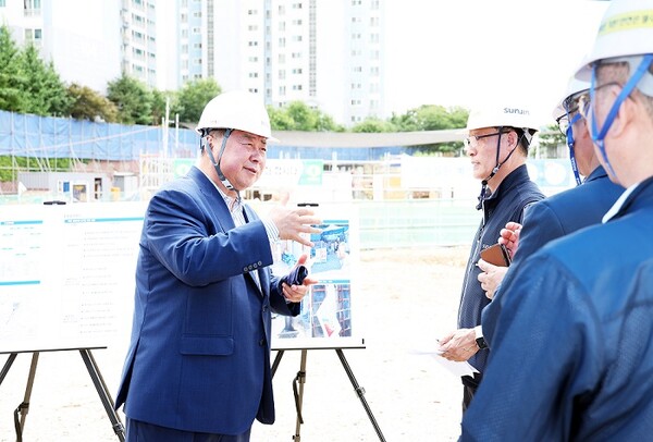 ▲ 김경일 파주시장 공공건축물 건립 현장 점검 실시 모습.