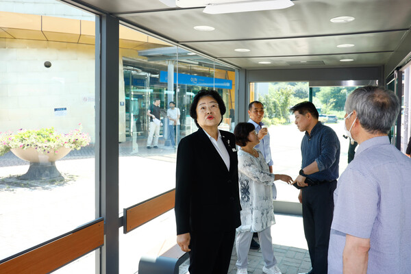 ▲ 이천시 경강선 이천역 스마트 쉘터에 방문한 김경희 시장.