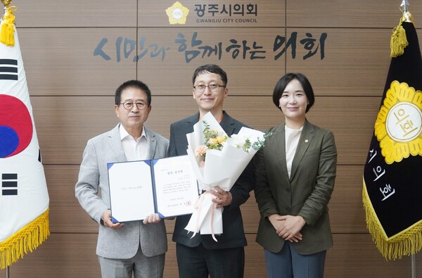 ▲ (왼쪽부터) 허경행 의장, 유상열 팀장, 최서윤 의원.