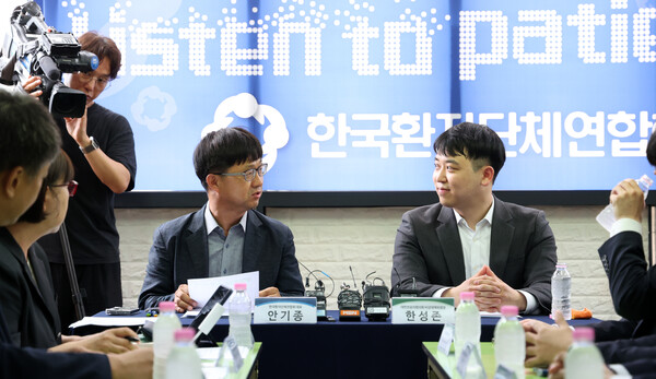 ▲ 안기종 한국환자단체연합회 대표와 한성존 대한전공의협의회 비상대책위원장이 28일 서울 영등포구 한국환자단체연합회에서 만나 환자, 전공의 각 입장과 상황을 말하고 있다. /뉴시스