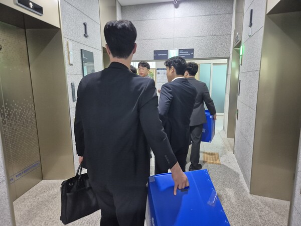 ▲ 28일 안산상록경찰서가 경기도의회를 압수수색하고 있다. /뉴시스