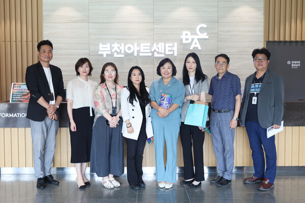 ▲ 시흥시의회 의원 연구단체 '시흥아트센터 정착 및 운영방안 연구회' 부천아트센터 방문 모습.