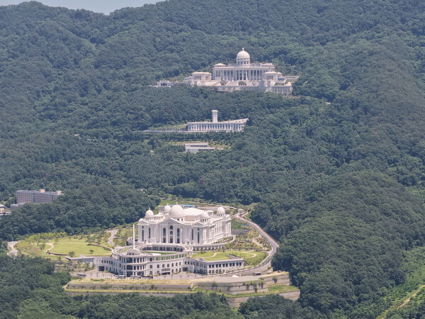 ▲ 경기 가평군 통일교 천원궁(아래부터), 천승전, 천정궁박물관 모습.(사진=독자제공) /뉴시스