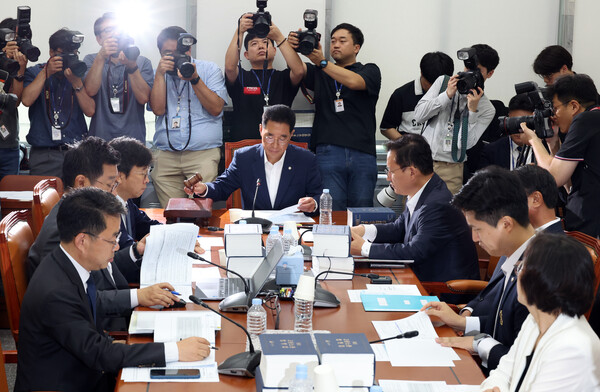 ▲ 김주영 국회 환경노동위원회 소위원장이 28일 서울 여의도 국회에서 열린 ‘노란봉투법(노동조합 및 노동관계조정법 2·3조 개정안)’ 관련 제1차 고용노동법안심사소위원회에서 의사봉을 두드리고 있다. /뉴시스