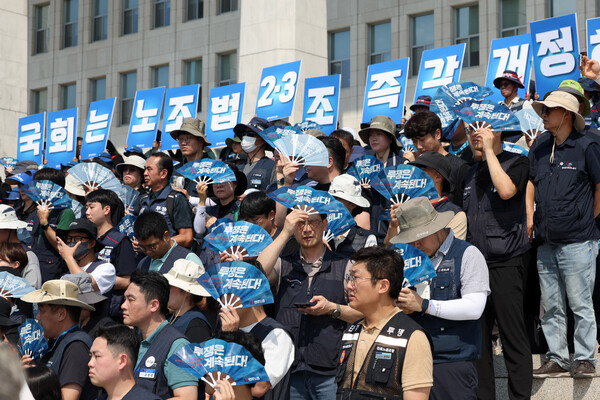 ▲ 민주노총·한국노총 조합원들을 비롯한 시민사회단체 회원들이 28일 오전 서울 여의도 국회 본청 계단 앞에서 노조법 2·3조 개정안 후퇴 저지 및 신속 통과 촉구 기자회견이 열리고 있다. /뉴시스