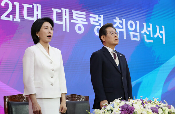 ▲ 이재명 대통령과 김혜경 여사가 서울 여의도 국회 로텐더홀에서 열린 제21대 대통령 취임 선서식에 참석해 애국가를 부르고 있다. /뉴시스