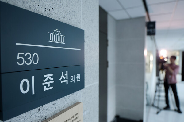 ▲ 김건희 특검이 이준석 개혁신당 대표 자택에 대한 압수수색에 나선 28일 오전 서울 여의도 국회 의원회관 이준석 의원실 앞에 취재진이 대기하고 있다. /뉴시스