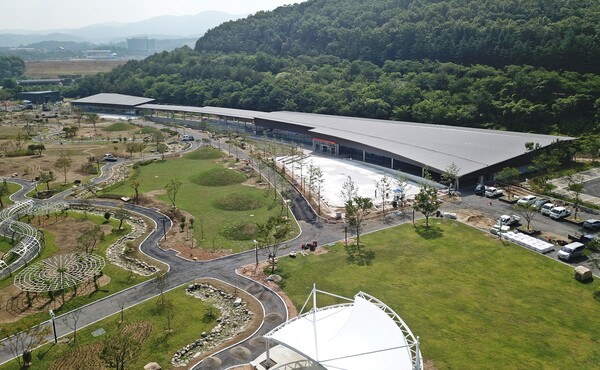 ▲ 보문관광단지 일원에 조성 중인 ‘경주 라원’ 전경으로, 전시관과 야외정원 등 주요 시설이 올 하반기 개장을 앞두고 마무리 공사에 한창이다.