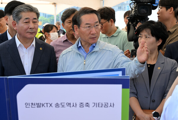 ▲ 유정복 인천광역시장이 29일 송도역에서 오는 2026년 12월 개통 예정인 '인천발 KTX 직결사업' 진행 상황을 점검하고 있다.