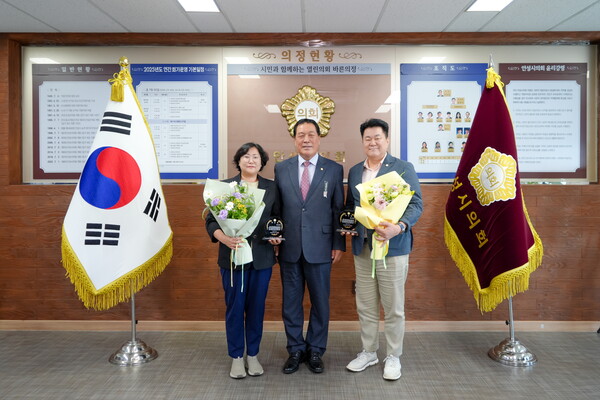 ▲ 안성시의회 우수의원 공로패 수여식 모습.