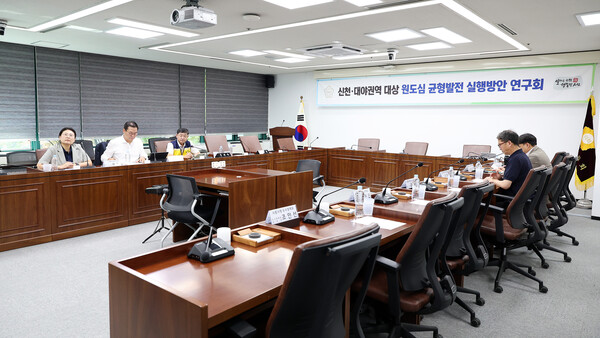 ▲ 시흥시의회 의원 연구단체 '신천·대야권역 대상 시흥시 원도심 균형발전 실행방안 연구회' 제4차 간담회 개최 모습.