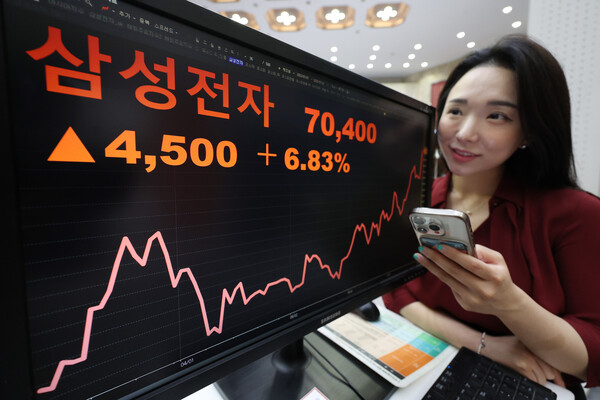 ▲ 삼성전자가 23조원에 달하는 반도체 위탁생산 계약 소식에 11개월 만에 7만원선을 돌파한 28일 서울 여의도 한국거래소 서울사무소에 삼성전자 주가가 표시돼 있다. /뉴시스