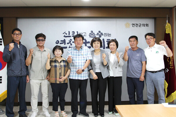 ▲ 연천군의회 김미경 의장(오른쪽에서 네 번째)과 연천군주민자치협의회 간담회 후 기념촬영 모습.