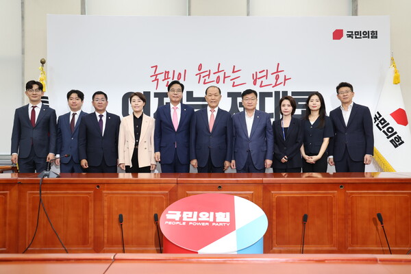 ▲ 기념촬영 하는 송언석 비대위원장과 선관위원들. /뉴시스