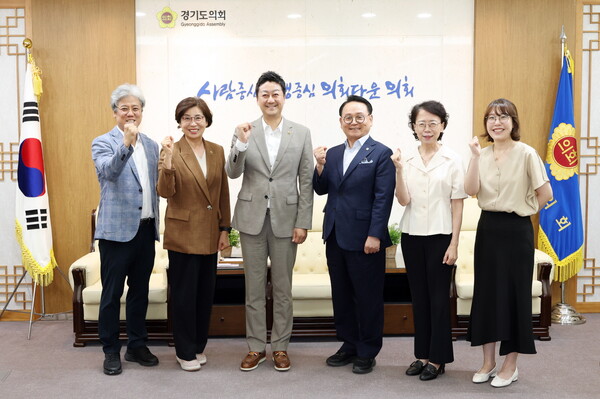 ▲ 김진경 의장, 경기도형 구강 돌봄 인프라 구축 논의 후 기념촬영.