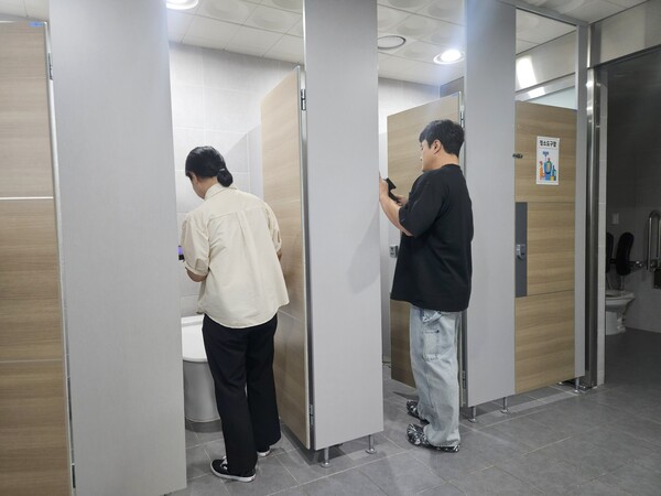 ▲ 시흥도시공사 여름 성수기 다중이용체육시설 불법촬영 점검 실시 모습.