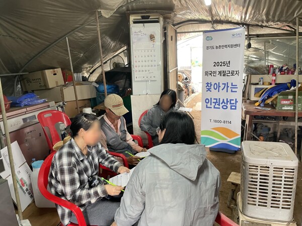 ▲ 도내 외국인 계절근로자들 인권 실태조사 실시 모습.