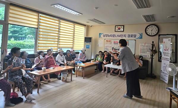 ▲ 경기도노인종합상담센터 찾아가는 심리지원 순회 상담 사진.