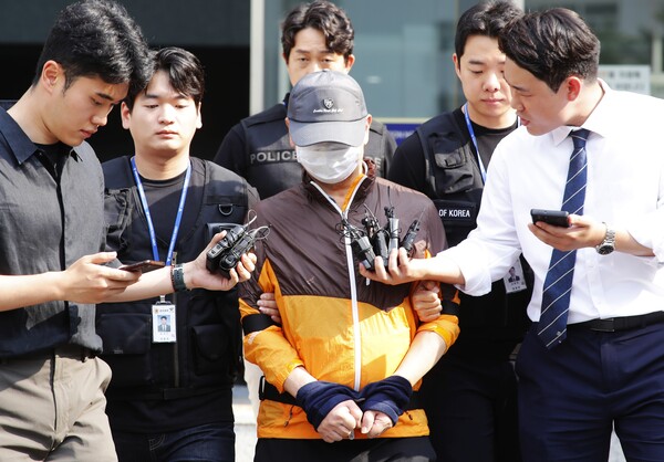 ▲ 30일 오전 인천 남동구 논현경찰서에서 사제총기로 아들을 살해한 혐의 등으로 경찰에 구속된 60대 남성이 검찰에 송치되고 있다. /뉴시스