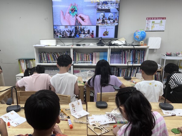 ▲ 여수동에 있는 다함께돌봄센터 14호점에서 아동들이 ‘생물 속 숨은 과학 찾기’ 수업에 참여하고 있다.