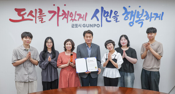 ▲ 군포시 '소셜아이어워드 2025' 지방자치단체 시청 분야 인스타그램 부문 최우수상 수상 모습.