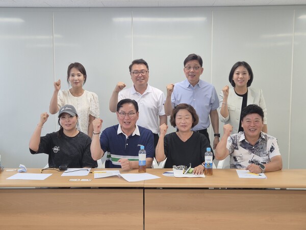 ▲ 성남시의회 안광림·황금석·추선미 의원과 창성중·이매고 필드하키부 학부모들 간담회 후 기념촬영 모습.