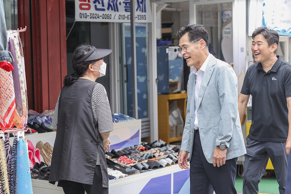 지역 소상공인과 대화나누고 있는 이기재 양천구청장