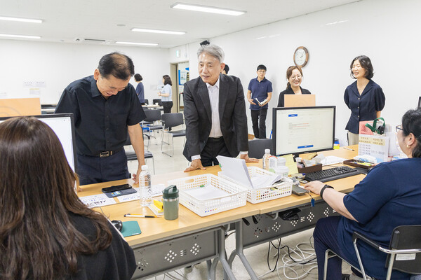 ▲ 민생회복 소비쿠폰 접수 현장 점검하는 윤환 구청장.