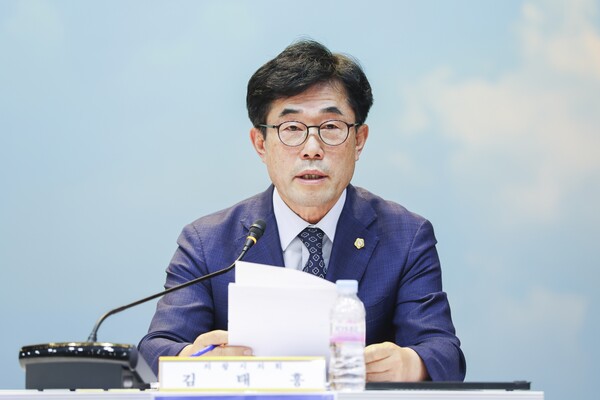 ▲ '2035 의왕도시기본계획 일부 변경 수립(안) 주민공청회'에서 발언하고 있는 김태흥 부의장.