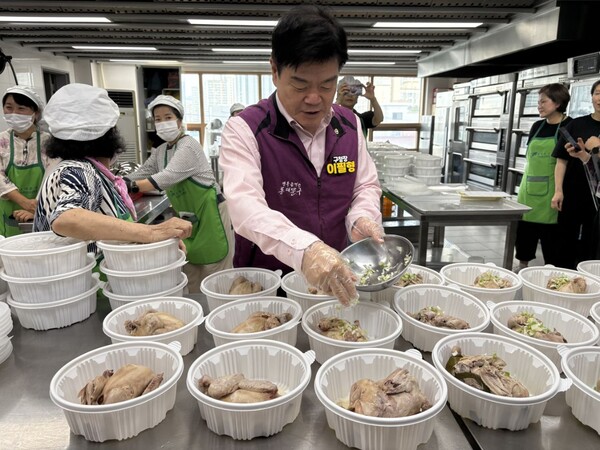 ▲ 답십리1동희망복지위원회와 함께하는 건강한 여름나기 삼계탕 나눔 행사에서 이필형 동대문구청장이 일손을 돕고 있다.