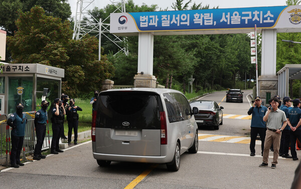▲ 김건희 의혹을 수사하는 민중기 특별검사팀이 7일 오전 윤석열에 대한 체포영장 재집행을 위해 경기 의왕 서울구치소로 들어서고 있다. /뉴시스
